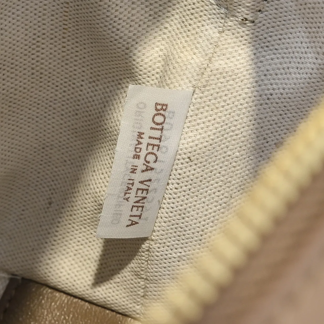 Batch 1360 BOTTEGA VENETA new loop is here! ! Many girls who like BV have owned the Loop bag. It has a simple appearance, classic weaving, and a compact and lightweight bag shape. This innovation continues the "camera bag" shape. Unlike the traditional Loop bag, which can only be worn as a crossbody bag, this innovation It can be carried by hand or cross-body, satisfying both the concave shape and daily needs. The oversized buckle can be folded and used as a handle. The sultry heat in summer ☀️ usually reduces people's desires. Having a lightweight bag will greatly enhance the happiness of traveling🫧 Style number: 6615 Size: 19*12*9cm